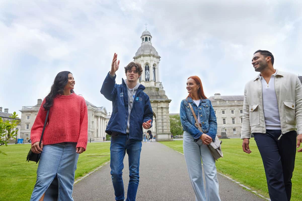 Gros plan sur un groupe devant le Campanile